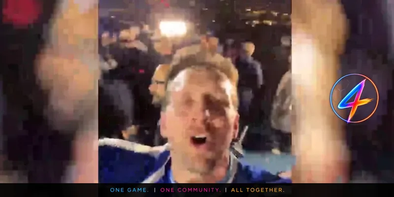 Luuk de Jong chante l'hymne du PSV à la célébration du championnat à Porto