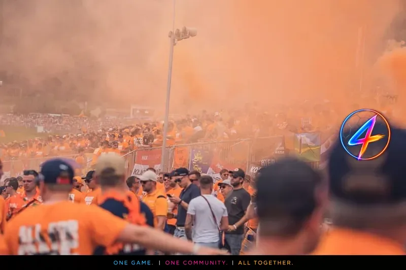 Les supporters néerlandais transforment les rues américaines en carnaval orange avant la Coupe du Monde