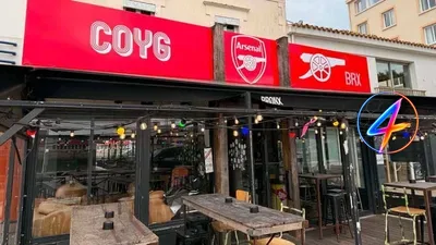 Un fan d'Arsenal décore un bar en Vendée avant la finale de la Ligue des champions