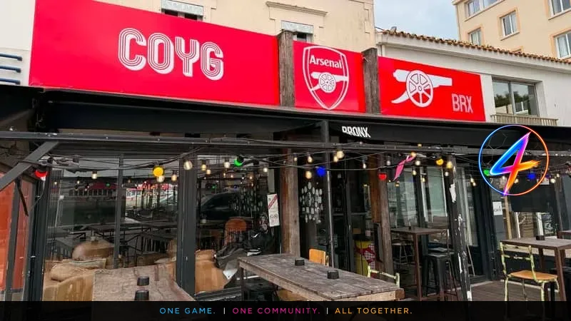 Un fan d'Arsenal décore un bar en Vendée avant la finale de la Ligue des champions