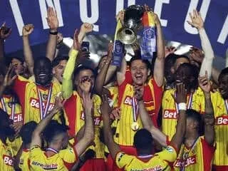 Le Lens soulève son premier trophée de la Coupe de France, exposé au Louvre‑Lens