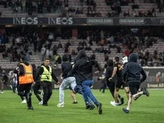 OGC Nice fans storm pitch after loss to Metz