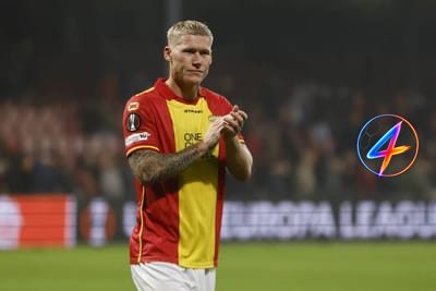 Victor Edvardsen geeft sjaal aan NEC-fans na nederlaag