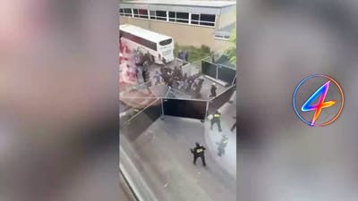 Politie grijpt in na Ajax‑Groningenwedstrijd terwijl fans hekken aanvallen